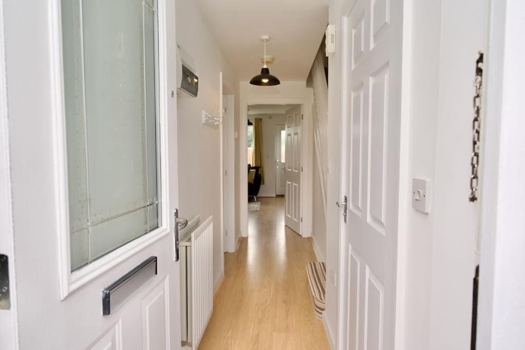 Highley'S Nest - Fully Furnished Gem, Free Private Parking, Sky Tv & Netflix Villa โคเวนทรี ภายนอก รูปภาพ