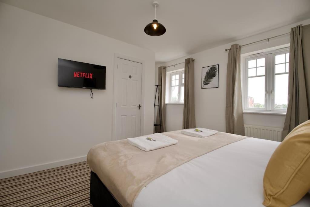 Highley'S Nest - Fully Furnished Gem, Free Private Parking, Sky Tv & Netflix Villa โคเวนทรี ภายนอก รูปภาพ