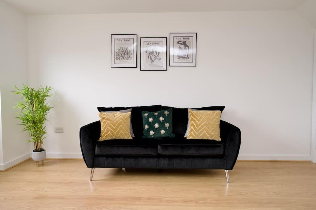 Highley'S Nest - Fully Furnished Gem, Free Private Parking, Sky Tv & Netflix Villa โคเวนทรี ภายนอก รูปภาพ
