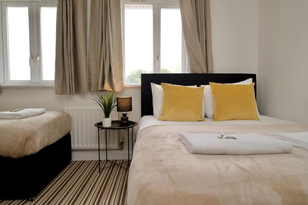 Highley'S Nest - Fully Furnished Gem, Free Private Parking, Sky Tv & Netflix Villa โคเวนทรี ภายนอก รูปภาพ